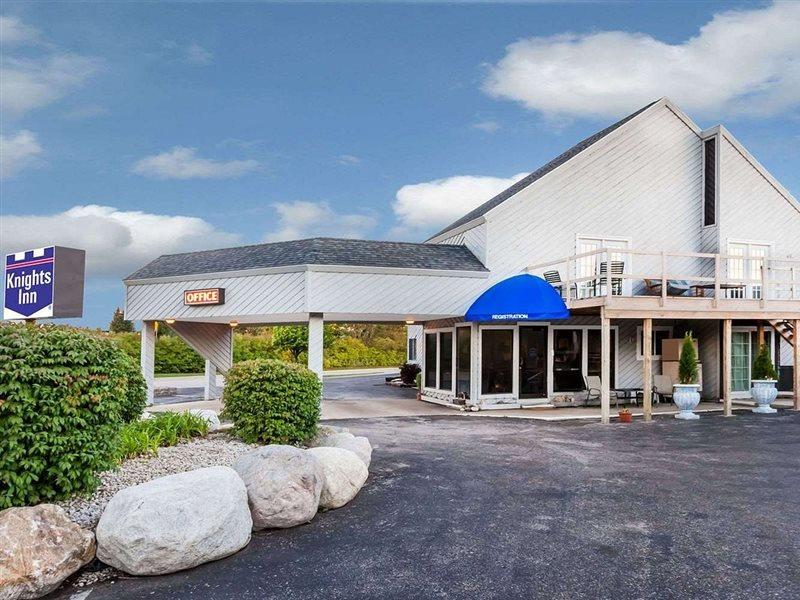 Knights Inn Макино Сити Екстериор снимка