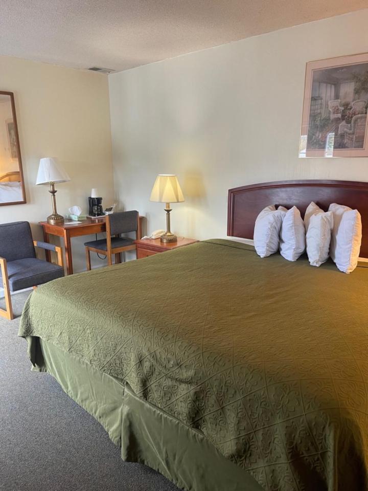Knights Inn Макино Сити Екстериор снимка