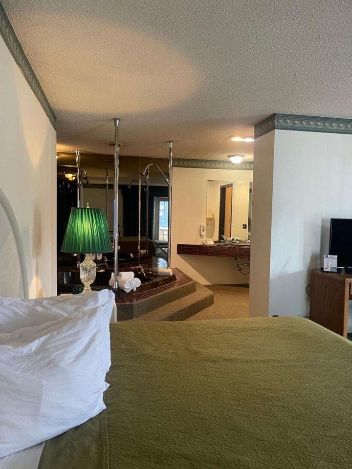 Knights Inn Макино Сити Екстериор снимка
