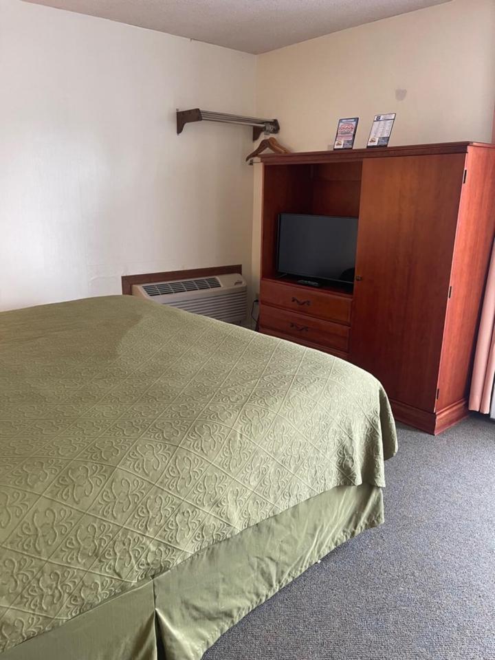 Knights Inn Макино Сити Екстериор снимка