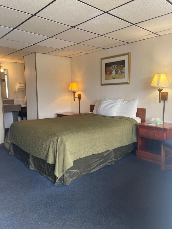 Knights Inn Макино Сити Екстериор снимка