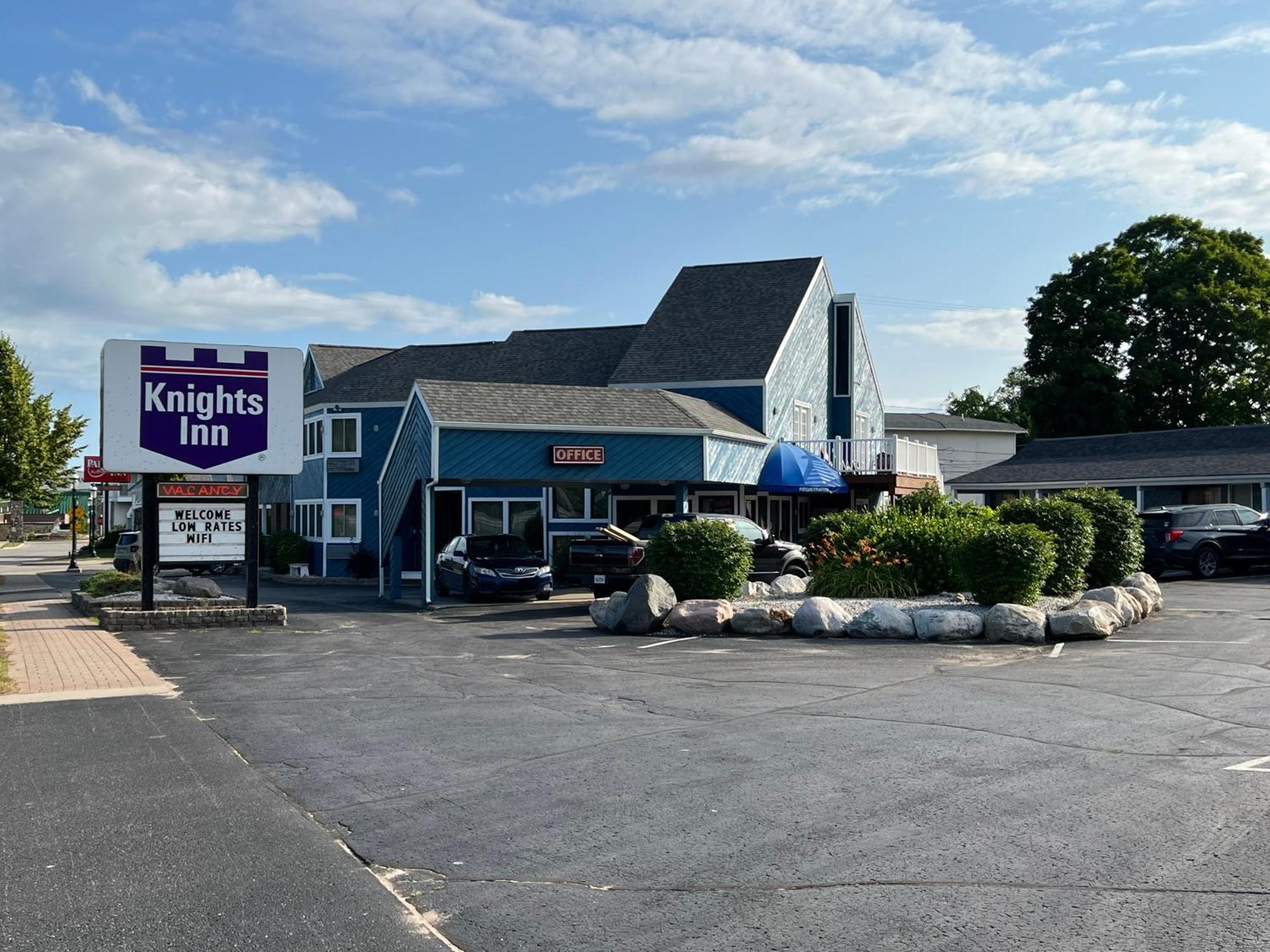 Knights Inn Макино Сити Екстериор снимка