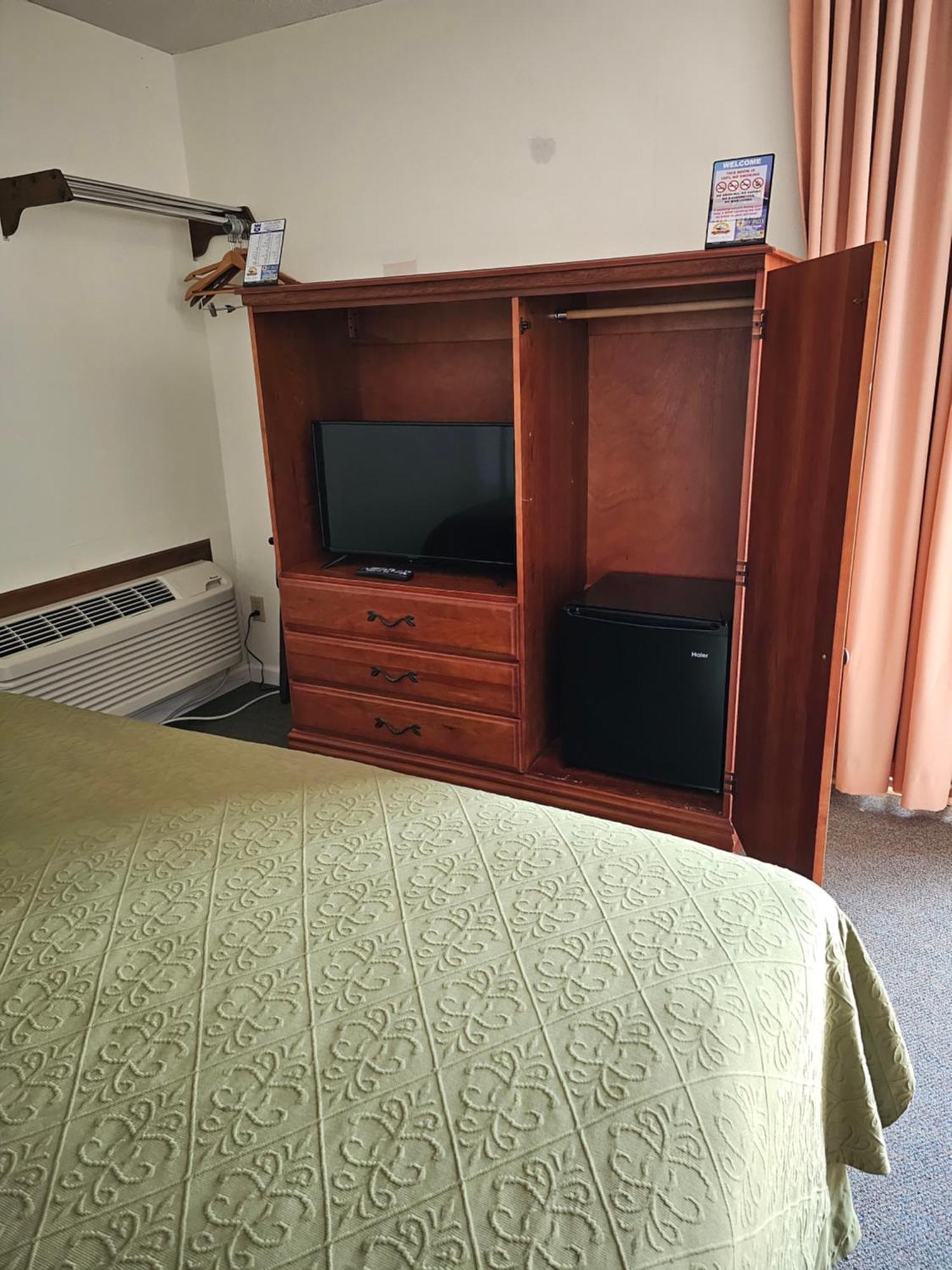 Knights Inn Макино Сити Екстериор снимка