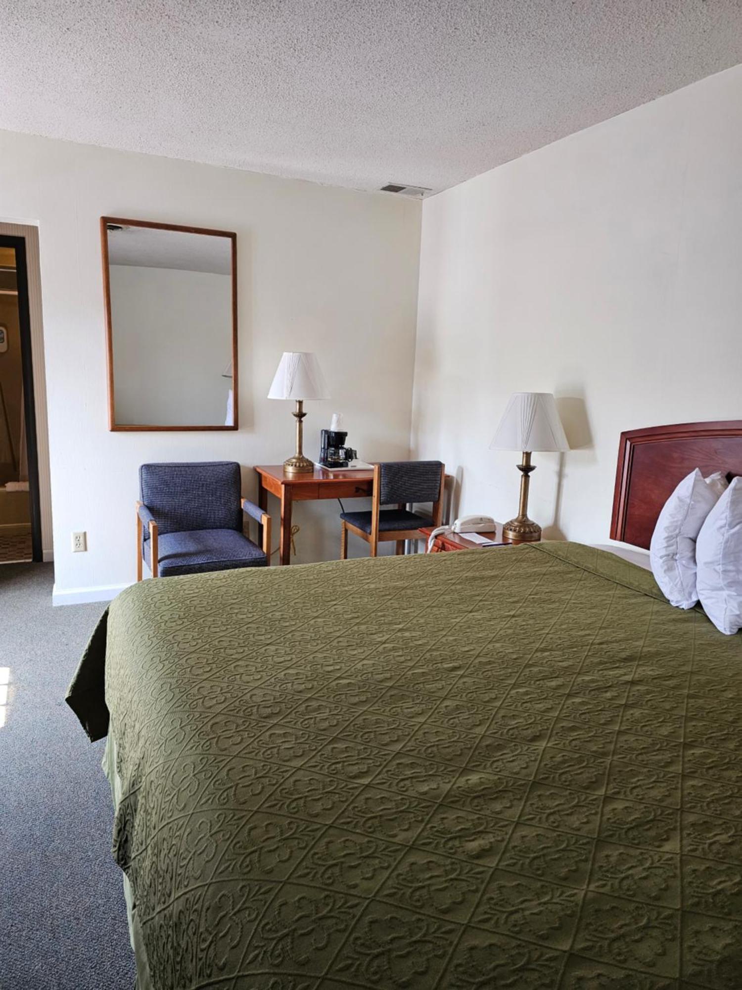 Knights Inn Макино Сити Екстериор снимка