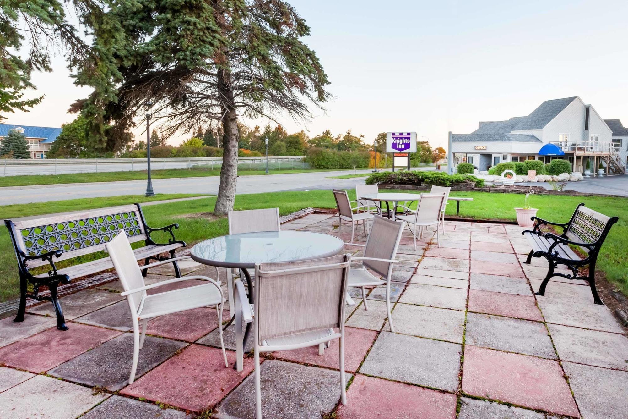 Knights Inn Макино Сити Екстериор снимка
