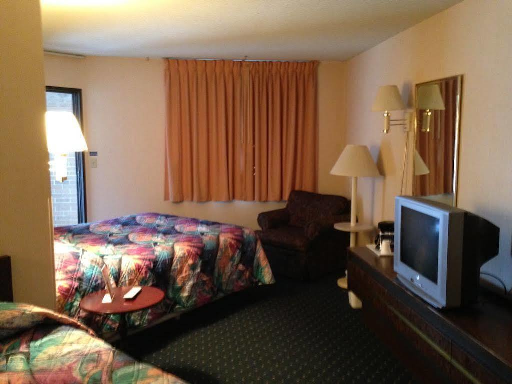Knights Inn Макино Сити Екстериор снимка
