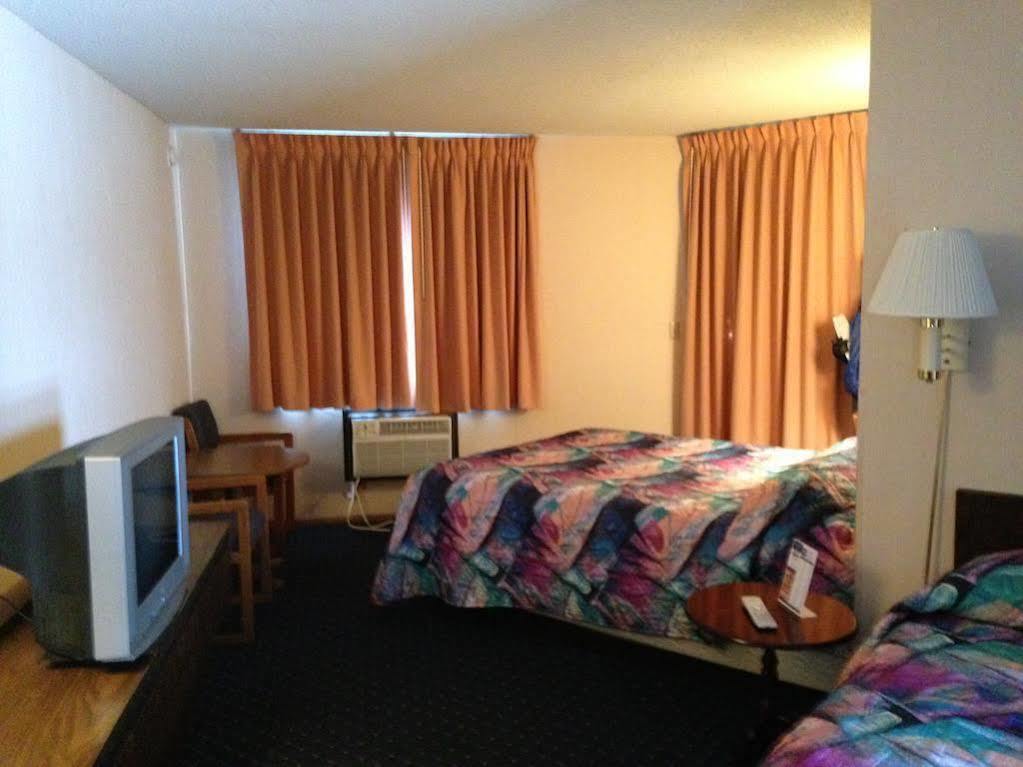 Knights Inn Макино Сити Екстериор снимка